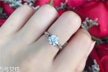 鉆戒洗手時用摘下來嗎？鉆戒可以戴著洗手嗎？