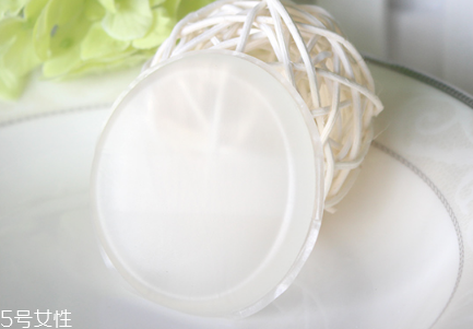 硅膠粉撲適合干粉嗎 硅膠粉撲正確使用方法 硅膠粉撲適合干粉嗎 硅膠粉撲正確使用方法