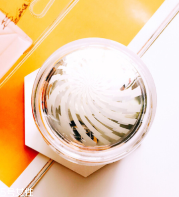 素顏霜是彩妝嗎？素顏霜屬于彩妝嗎？