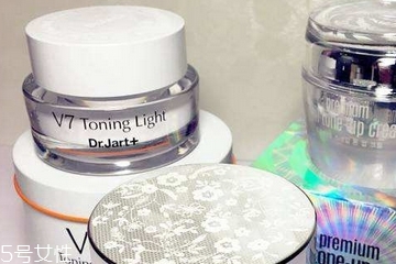 素顏霜涂完要不要打粉？擦素顏霜后要擦散粉嗎？