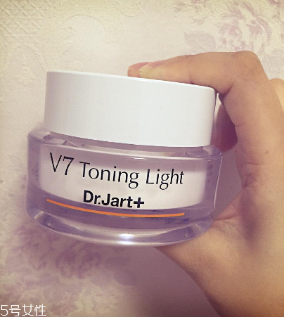 素顏霜涂完要不要打粉？擦素顏霜后要擦散粉嗎？