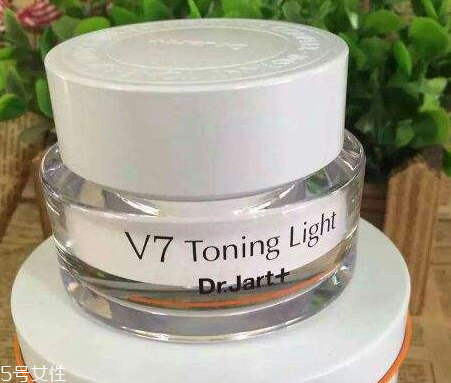 素顏霜涂完要不要打粉？擦素顏霜后要擦散粉嗎？