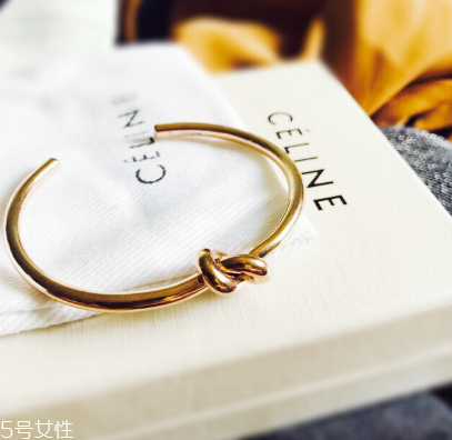 手鐲可以戴兩只手嗎？手鐲可以兩只手同時戴嗎？