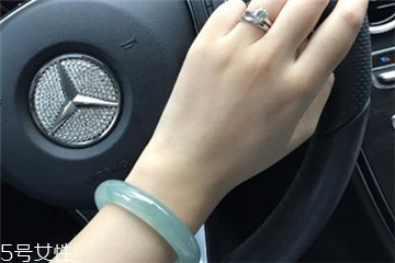 手鐲可以戴兩只手嗎？手鐲可以兩只手同時戴嗎？