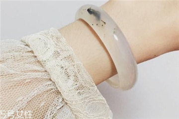 手鐲可以帶著睡覺嗎？手鐲睡覺戴好嗎？