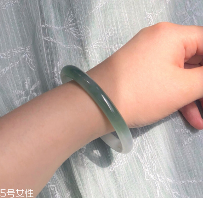 手鐲可以讓別人摸嗎？手鐲被別人摸了有影響嗎？