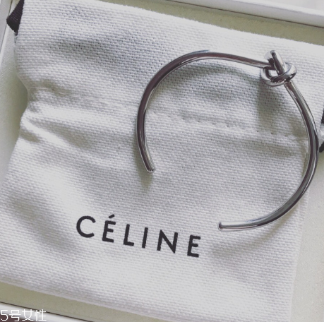 手鐲可以戴著洗澡嗎？手鐲洗澡要摘下嗎？