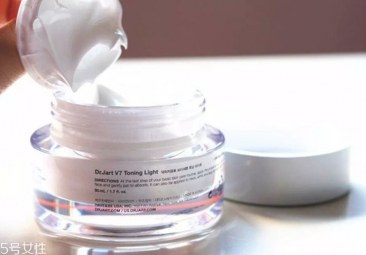 素顏霜太白怎么辦？素顏霜涂太白怎么改善？