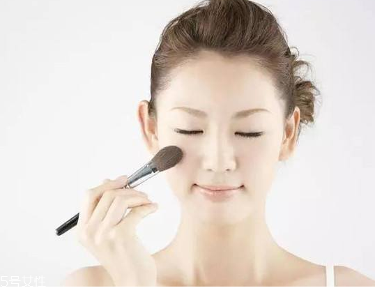 腮紅是刷在哪個位置？標(biāo)準腮紅打在什么位置？