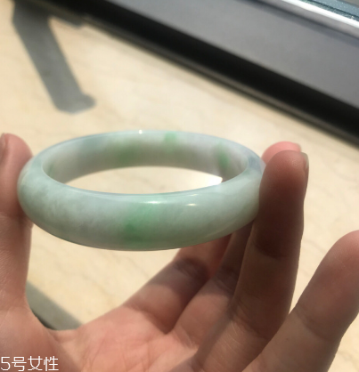 手鐲有裂紋還值錢嗎？手鐲有裂紋影響價格嗎？