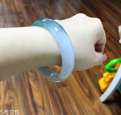 手鐲有裂紋還值錢嗎？手鐲有裂紋影響價格嗎？