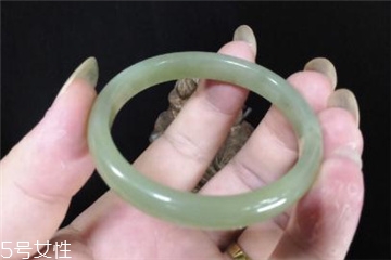 手鐲有裂紋還值錢嗎？手鐲有裂紋影響價格嗎？