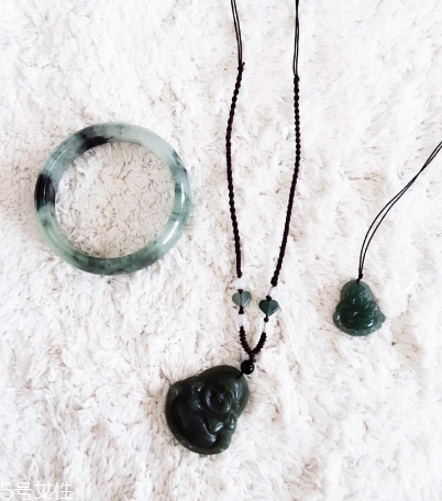 手鐲是玉的好還是翡翠的好？手鐲買玉的還是翡翠的？