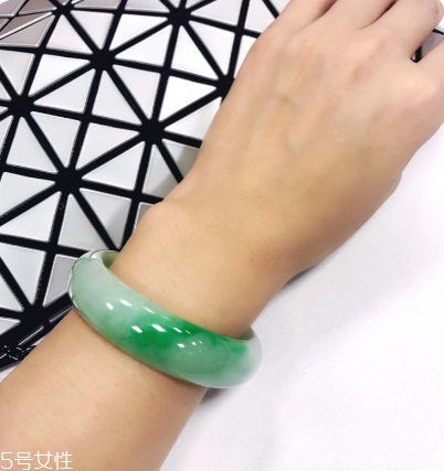 手鐲是玉的好還是翡翠的好？手鐲買玉的還是翡翠的？