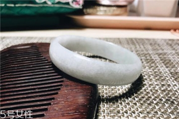 手鐲是玉的好還是翡翠的好？手鐲買玉的還是翡翠的？