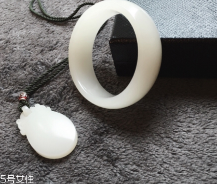 手鐲是圓的好還是扁的好？手鐲買圓的還是扁的？