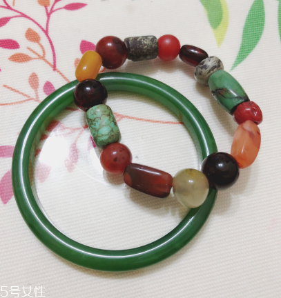 手鐲是圓的好還是扁的好？手鐲買圓的還是扁的？