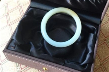 手鐲是圓的好還是扁的好？手鐲買圓的還是扁的？