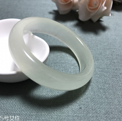 手鐲戴不進(jìn)去怎么辦？手鐲戴不進(jìn)去解決妙招