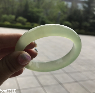 手鐲對(duì)身體有好處嗎？手鐲有哪些好處？