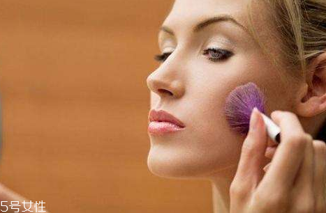 腮紅太紅了怎么辦？腮紅畫重了怎么辦？