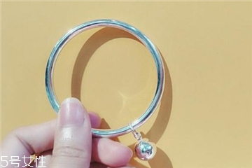 手鐲發(fā)黑是什么原因？手鐲為什么發(fā)黑？