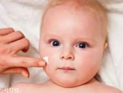 嬰兒乳液和寶寶潤膚霜哪個好？嬰兒乳液和寶寶潤膚霜區(qū)別
