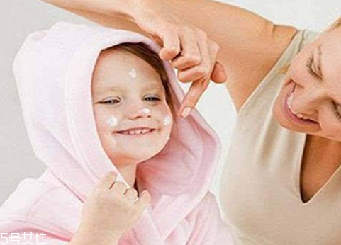 嬰兒乳液和寶寶潤膚霜哪個好？嬰兒乳液和寶寶潤膚霜區(qū)別