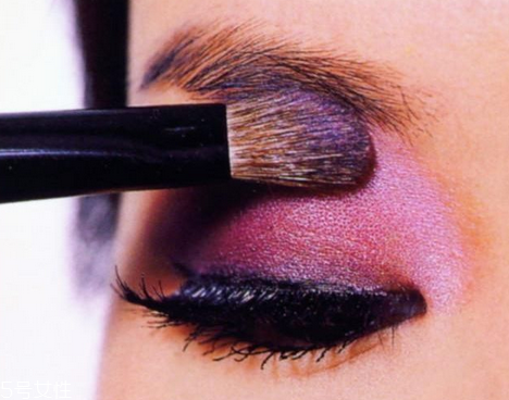 眼影是用什么做的？眼影是什么成分？