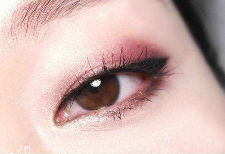 眼影會(huì)暈妝嗎？為什么眼影總是暈妝？