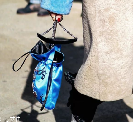 今年流行什么水桶包？水桶包流行什么款式？