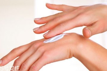 護(hù)手霜能抹頭發(fā)嗎 護(hù)手霜抹頭發(fā)有什么用 護(hù)手霜能抹頭發(fā)嗎 護(hù)手霜抹頭發(fā)有什么用