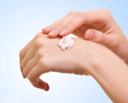 護(hù)手霜能抹頭發(fā)嗎 護(hù)手霜抹頭發(fā)有什么用 護(hù)手霜能抹頭發(fā)嗎 護(hù)手霜抹頭發(fā)有什么用