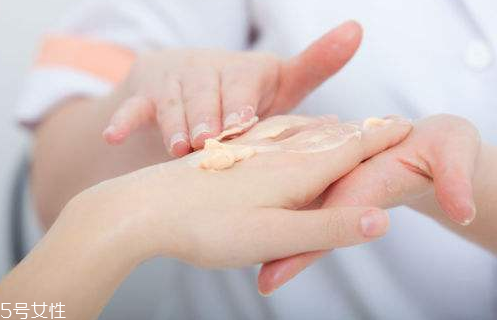 護(hù)手霜能抹頭發(fā)嗎 護(hù)手霜抹頭發(fā)有什么用 護(hù)手霜能抹頭發(fā)嗎 護(hù)手霜抹頭發(fā)有什么用