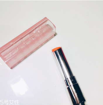 唇膏用完里邊怎么打開？唇膏剩一截怎么挖出來？