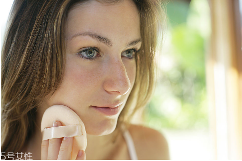 夏天臉上很油怎么辦 夏天臉上出油用什么 夏天臉上很油怎么辦 夏天臉上出油用什么