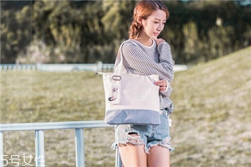 女生夏天背什么包？女生夏季包包搭配圖片