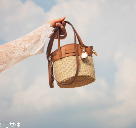 女生夏天背什么包？女生夏季包包搭配圖片