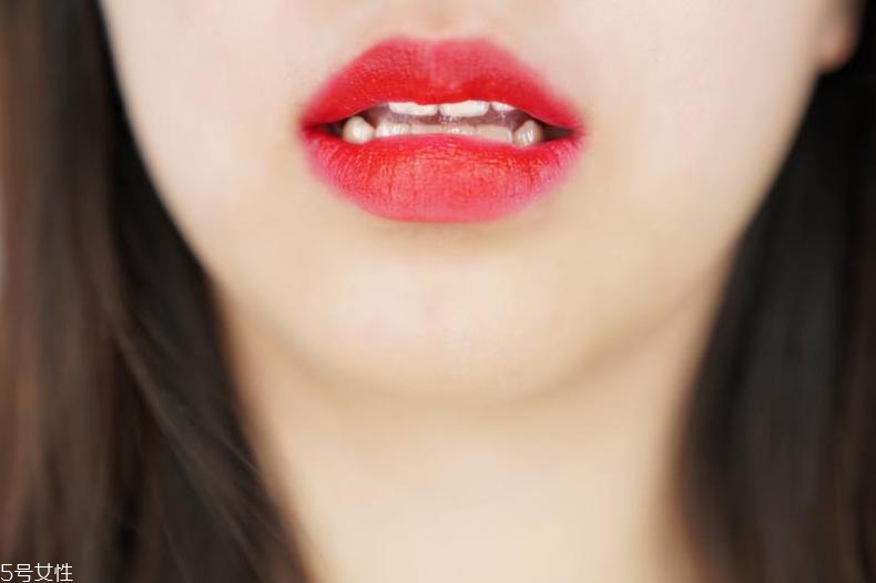 露華濃730適合黃皮嗎 露華濃730上唇效果 露華濃730適合黃皮嗎 露華濃730上唇效果