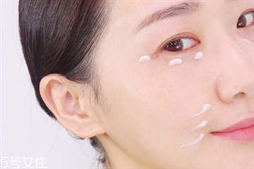 眼霜和眼部精華哪個好 眼霜和眼部精華的區(qū)別 眼霜和眼部精華哪個好 眼霜和眼部精華的區(qū)別