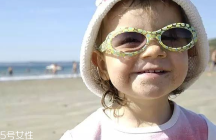 嬰兒車能防曬嗎 寶寶坐嬰兒車?yán)锬芊罆駟? alt=