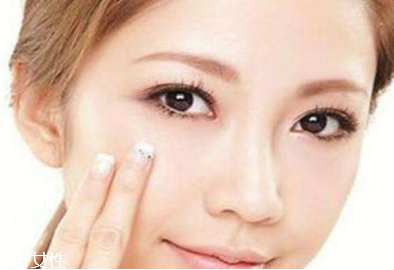 眼霜在護(hù)膚的哪一步 眼霜在護(hù)膚的第幾步用 眼霜在護(hù)膚的哪一步 眼霜在護(hù)膚的第幾步用