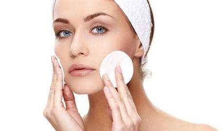 化妝水能涂眼部嗎？眼部可以涂化妝水嗎？