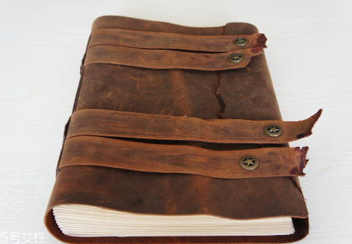 瘋馬皮和植鞣皮的區(qū)別 這兩種皮革千萬別弄混 瘋馬皮和植鞣皮的區(qū)別 這兩種皮革千萬別弄混