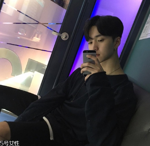 2022男生染什么顏色頭發(fā)好看 2022男生染發(fā)流行顏色 2022男生染什么顏色頭發(fā)好看 2022男生染發(fā)流行顏色