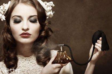 香水怎么噴頭發(fā)上 香水能直接噴頭發(fā)上嗎 香水怎么噴頭發(fā)上 香水能直接噴頭發(fā)上嗎