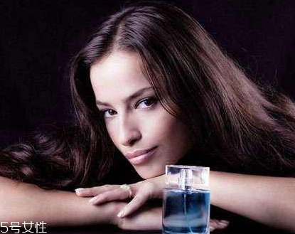 香水怎么噴頭發(fā)上 香水能直接噴頭發(fā)上嗎 香水怎么噴頭發(fā)上 香水能直接噴頭發(fā)上嗎