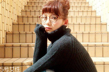 戴眼鏡的女生適合什么發(fā)型 女生戴眼鏡好看的發(fā)型 戴眼鏡的女生適合什么發(fā)型 女生戴眼鏡好看的發(fā)型