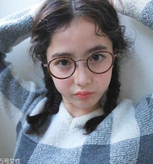 戴眼鏡的女生適合什么發(fā)型 女生戴眼鏡好看的發(fā)型 戴眼鏡的女生適合什么發(fā)型 女生戴眼鏡好看的發(fā)型