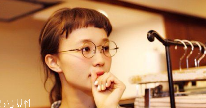 戴眼鏡的女生適合什么發(fā)型 女生戴眼鏡好看的發(fā)型 戴眼鏡的女生適合什么發(fā)型 女生戴眼鏡好看的發(fā)型
